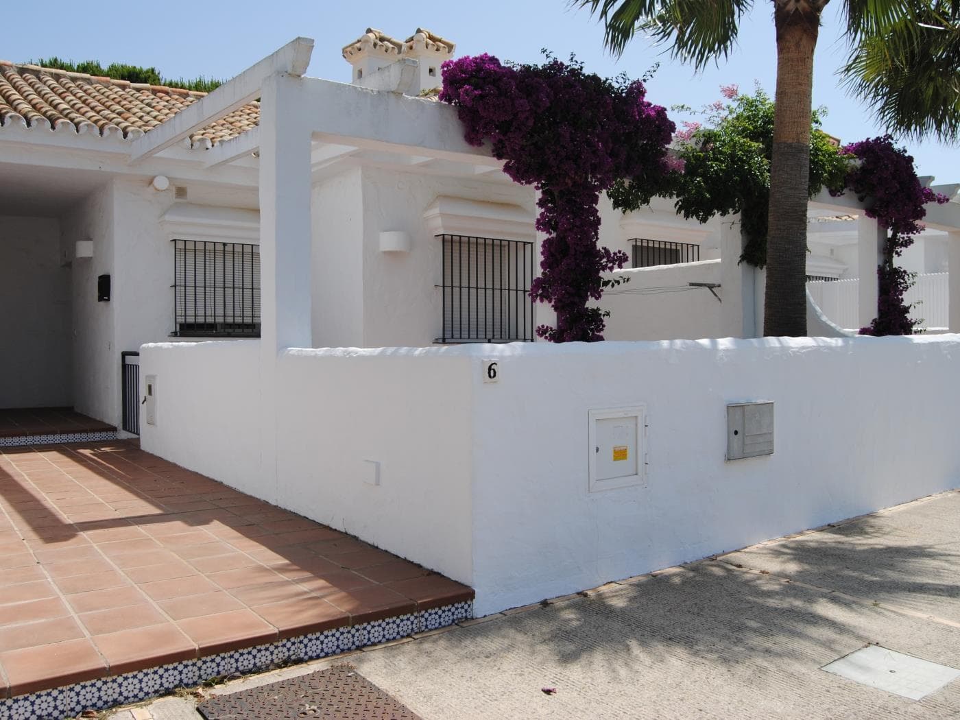 Ref V6. Apartamento planta baja junto al mar
